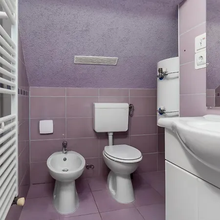 Tratea Vikendica Tomici