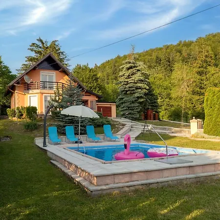 Vikendica Tratea With A Heated Pool