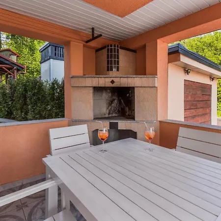 Vikendica Tratea With A Heated Pool *