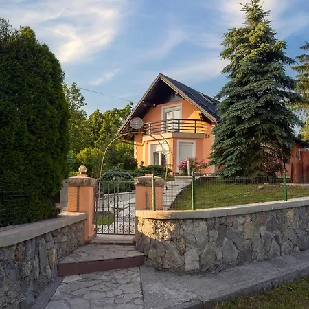 Tratea With A Heated Pool Vikendica *